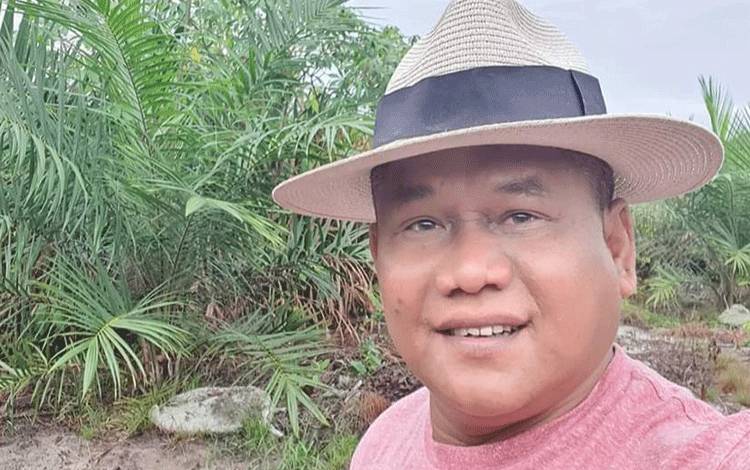 Wayan Supadno, seorang petani sawit yang mengusahakan perkebunan secara mandiri di Kabupaten Kobar.