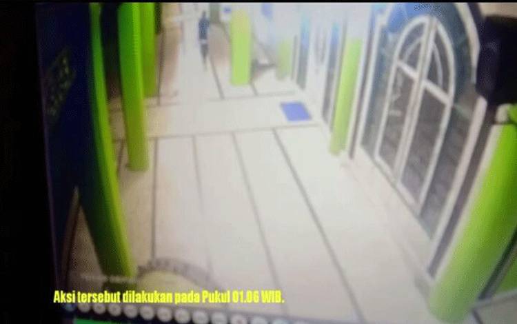 Rekaman CCTV Pencurian Barang Milik Pengunjung Masjid Sirajul Muhtadin Pangkalan Bun