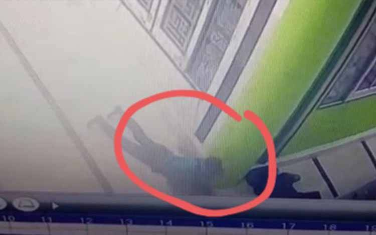 Pelaku (dalam lingkaran) terekam CCTV saat melakukan pencurian barang berharga milik pengunjung Masjid Sirajul Muhtadin, Pangkalan Bun.