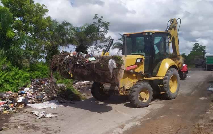 Alat berat dikerahkan mengangkat sampah di Jalan Pelita Barat, Sampit, Kotawaringin Timur