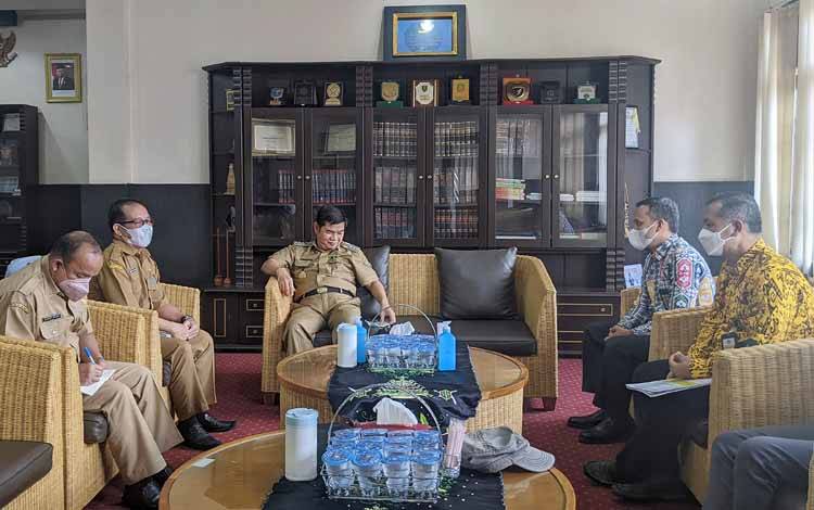 Bupati Barito Timur Ampera AY Mebas menerima kunjungan Kepala KPP Pratama Muara Teweh di kantornya, Selasa 28 Juni 2022