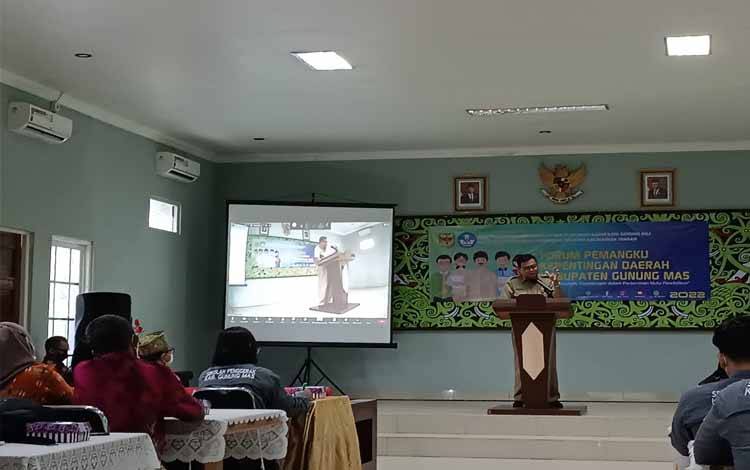 Sekretaris Daerah Kabupaten Gunung Mas Yansiterson saat menghadiri kegiatan Forum Pemangku Kepentingan Daerah (FPKD) Program Sekolah Penggerak, Selasa 28 Juni 2022