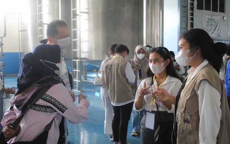 Siswa dan siswi SMAN 2 Palangka Raya saat melihat proses produksi air mineral di Bati-Bati