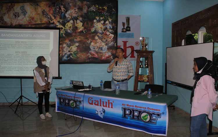 Presiden Director PT Bandangantirta Agung, Chendrawan Sugianto memberikan penjelasan kepada para siswa dan siswi SMAN 2 Palangka Raya