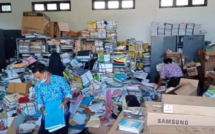 Sejumlah pegawai Dinas Perpustakaan dan Arsip Daerah Kabupaten Lamandau tengah menyusun arsip daerah sesuai jenis dan klasifikasinya.
