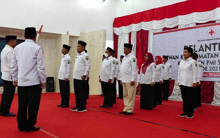 Pelantikan Dewan Kehormatan dan Pengurus Palang Merah Indonesia (PMI) Kabupaten Sukamara periode 2021-2026 di aula kantor bupati Sukamara.