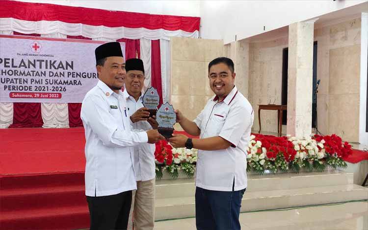 Acara pelaksananaan pelantikan Dewan Kehormatan dan Pengurus Palang Merah Indonesia (PMI) Kabupaten Sukamara periode 2021-2026 di aula Kantor Bupati Sukamara