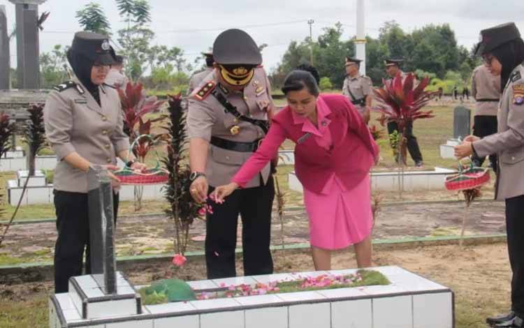 Kapolres Sukamara AKBP Dewa Made Palguna saat melajukan tabur bunga di Taman Makam Pahlawan Bumi Loka