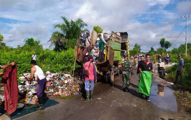 Pembersihan sampah di Jalan Pelita Barat oleh pihak dinas lingkungan hidup dan kecamatan