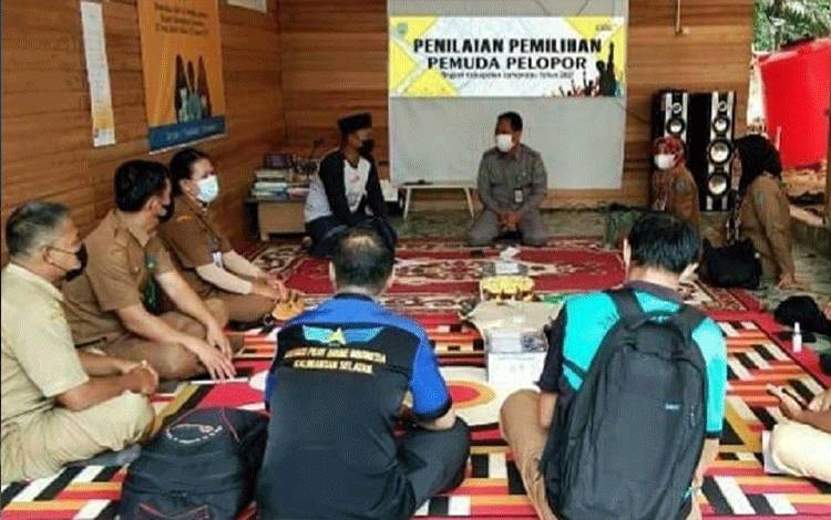 Tim seleksi Pemuda Pelopor dan Pasangan Muda Inspiratif Berprestasi Tahun 2022 Dispora Kabupaten Lamandau tengah berdiskusi.