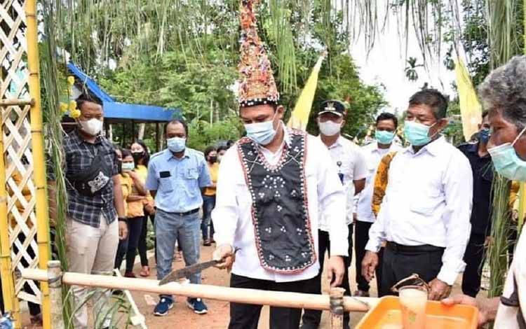 Bupati Lamandau Hendra Lesmana disambut ritual Garung Pantan saat kunjungannya ke Desa Tamiang, Kecamatan Bulik Timur