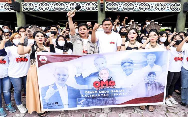 Anak-anak muda di Provinsi Kalimantan Tengah foto bersama seusai deklarasi mendukung Ganjar Pranowo sebagai Presiden 2024