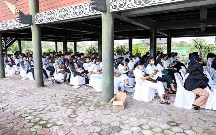 Anak-anak muda di Provinsi Kalimantan Tengah mengikuti deklarasi mendukung Ganjar Pranowo sebagai Presiden 2024