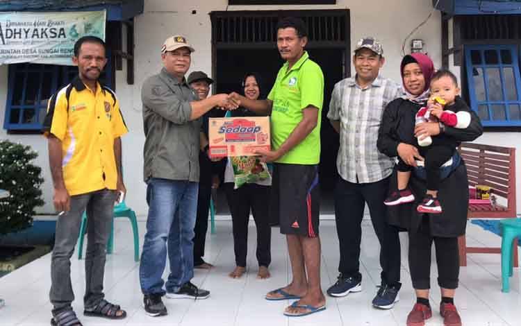 Anggota Dapil III DPRD Kobar saat menyerahkan bansos pada korban banjir di Desa Bengkuang, Kecamatan Pangkalan Banteng