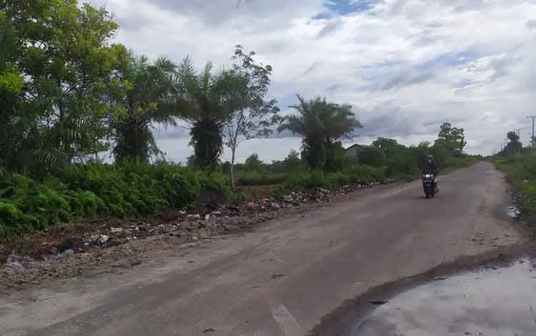 Ruas Jalan Pelita Barat, Sampit, yang sudah dibersihkan oleh pihak kecamatan dan dinas lingkungan hidup