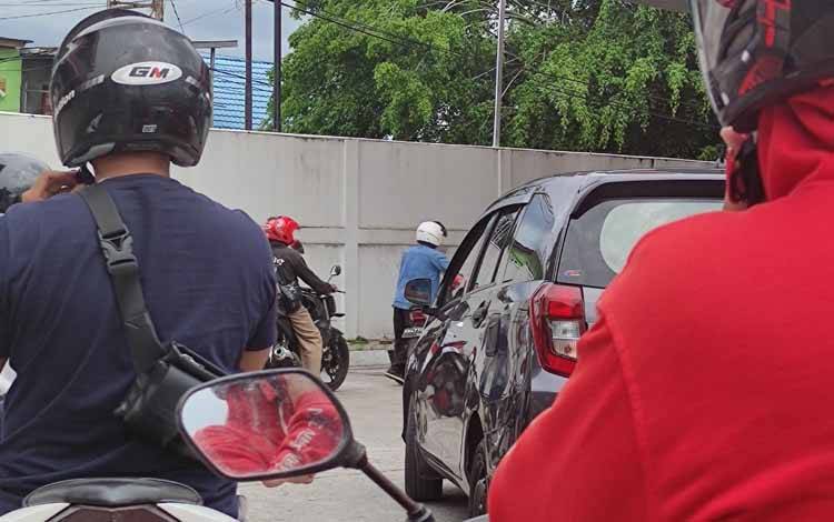 Antrean pembelian bahan bakar di salah satu SPBU di Kota Palangka Raya