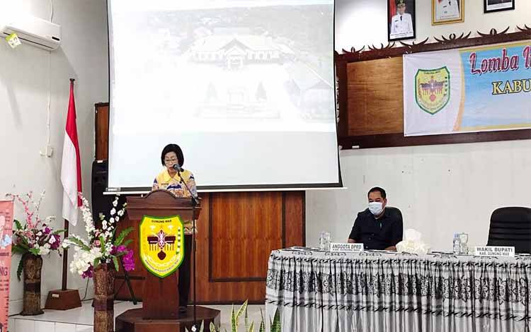 Wakil Bupati Efrensia L.P Umbing saat membacakan sambutan dari Bupati Gumas Jaya S Monong di acara penilaian lomba inovasi, Kamis 30 Juni 2022