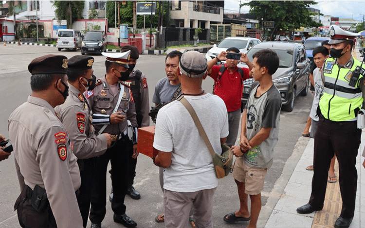 Jajaran Polres Kotim saat melakukan penertiban terhadap aksi pelangsir dan premanisme di salah satu SPBU di Sampit, Kamis, 30 Juni 2022.