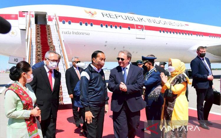 Presiden Joko Widodo (Jokowi) dan Ibu Negara Iriana Jokowi tiba di Moskow, Rusia, pada Kamis (30/6), dengan agenda untuk bertemu Presiden Rusia Vladimir Putin. ANTARA/HO-Biro Pers Sekretariat Presiden/Muchlis Jr