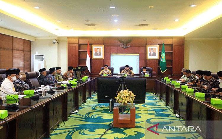 Menteri Agama Yaqut Cholil Qoumas saat memimpin rapat persiapan pemberangkatan Amirul Hajj di Jakarta, Kamis (16/6/2022). ANTARA/HO-Kemenag/am.