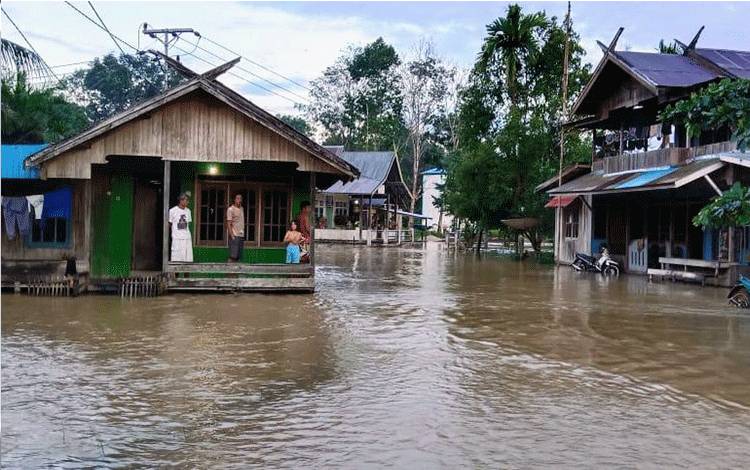 Ketinggian air di Desa Tumbang Mujam, Kecamatan Teluk Tualan Hulu, Kotawaringin Timur, sudah merendam jalan.