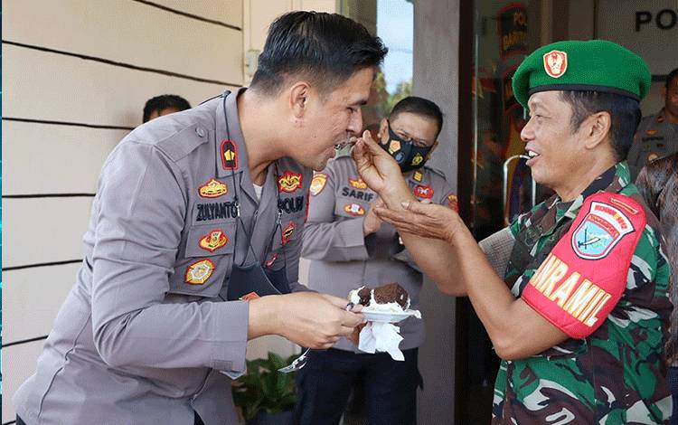 Danramil 1012-04 Tamiang Layang Kapten Inf M Kasand menyuapkan potongan kue ulang tahun kepada Wakapolres Barito Timur Kompol Zulyanto L Kramajaya.