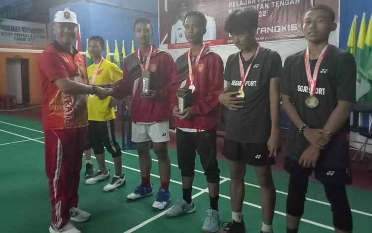 Kepala Dinas Pemuda dan Olahraga Kotim Wim RK Benung saat mengalungkan medali kepada atlet bulu tangkis yang salah satunya peraih medali emas asal Kotim.