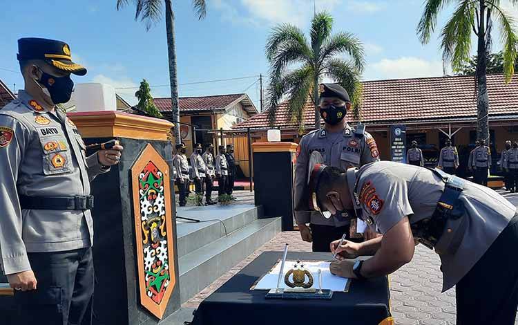 Rangkaian upacara penyerahan tugas dan tanggung jawab Wakapolres Kobar Kompol Boni Ariefianto kepada Kapolres Kobar AKBP Bayu Wicaksono.