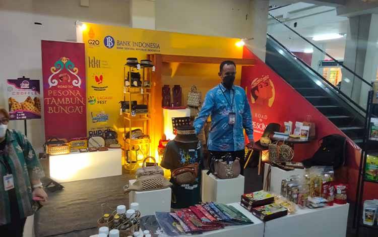Deputi Kepala Perwakilan Bank Indonesia Kalimantan Tengah, Yudo Herlambang menunjukkan produk-produk pameran Pesona Tambun Bungai.