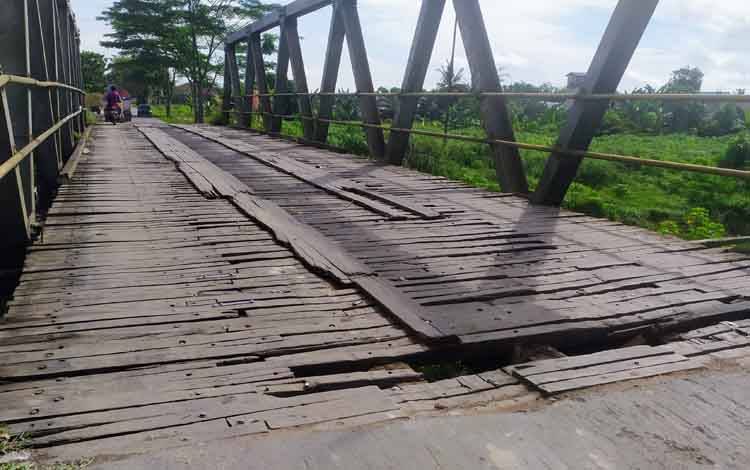 Suasana di jembatan Jalan Kapten Mulyono Sampit yang mulai rusak kembali karena keseringan dilalui truk beban berat