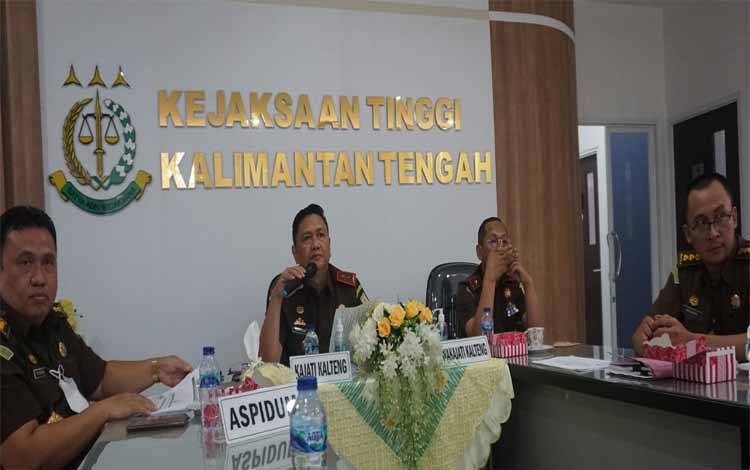 Kepala Kejaksaan Tinggi Kalteng Iman Wijaya saat mengikuti kegiatan Ekspos virtual Penghentian Penuntutan Berdasarkan Keadilan Restoratif