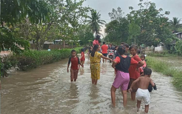 Banjir di wilayah Kecamatan Pangkalan Banteng, Jumat, 1 Juli 2022.