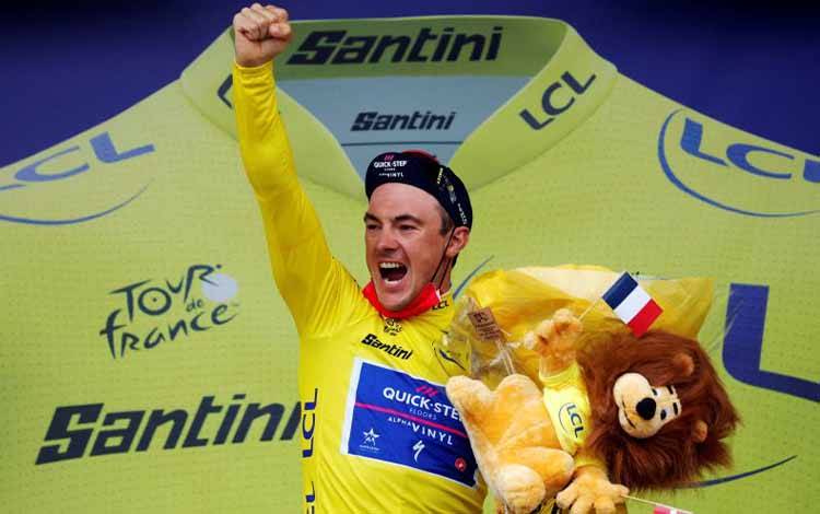 Pebalap sepeda tim Quick-Step Alpha Vinyl Yves Lampaert menjuarai etape pertama untuk mengenakan jersey kuning dalam Tour de France di Copenhagen, Denmark, 1 Juli 2022. (REUTERS/GONZALO FUENTES)