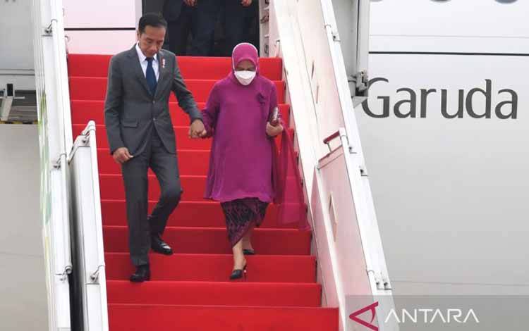 Presiden Joko Widodo dan Ibu Iriana tiba dengan pesawat Garuda Indonesia GIA-1 di Bandara Internasional Soekarno-Hatta, Tangerang, Banten, Sabtu (2/7/2022) (ANTARA/HO-Biro Pers Sekretariat Presiden)