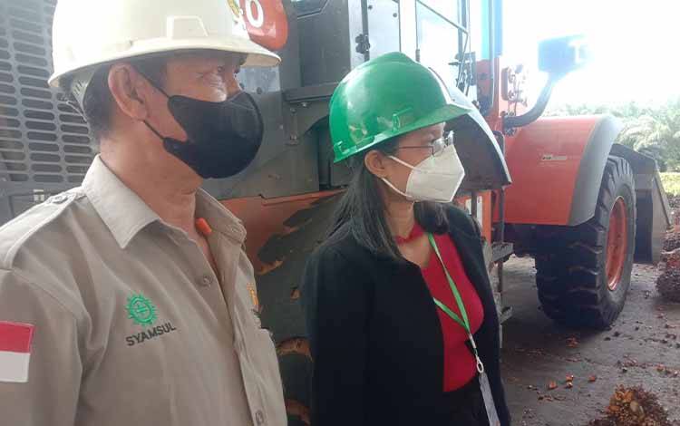 Pengawas pabrik atau Supervisor Pabrik Kelapa Sawit atau PKS menjelaskan kepada wartawan mengenai proses dan cara kerja mesin di kelapa sawit.