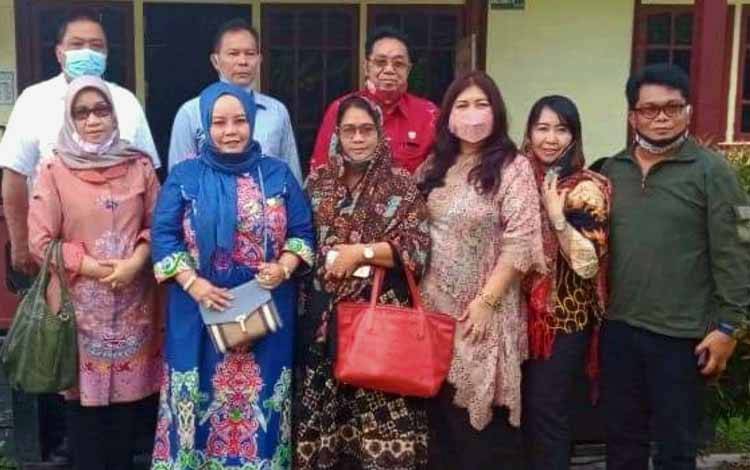 Anggota DPRD Kalteng, Kuwu Senilawati bersama anggota lainnya saat melaksanakan reses.