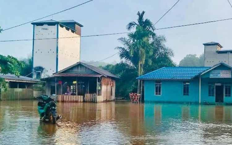 Kondisi banjir di Desa Tumbang Mujam, Kecamatan Tualan Hulu, Kabupaten Kotawaringin Timur, mulai surut, Sabtu, 2 Juli 2021