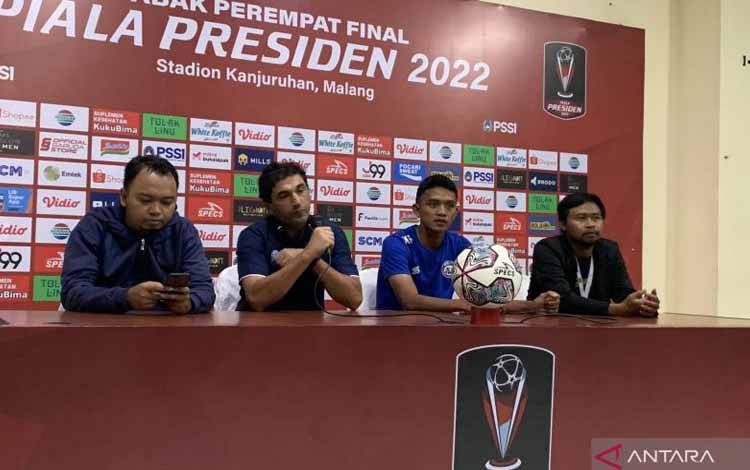 Pelatih Arema FC Eduardo Almeida (kedua kiri) pada saat melakukan jumpa pers di Stadion Kanjuruhan, Kabupaten Malang, Jawa Timur, Sabtu (2/7/2022)
