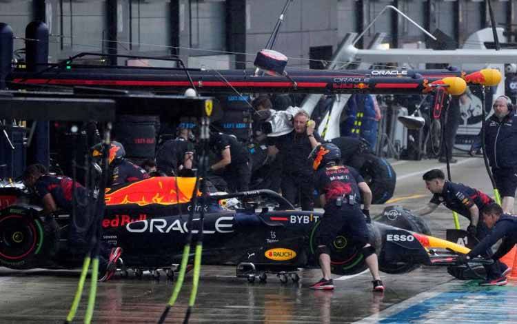 Pebalap tim Red Bull Max Verstappen berada di jalur pit saat kualifikasi Grand Prix Inggris, Sirkuit Silverstone (2/7/2022)