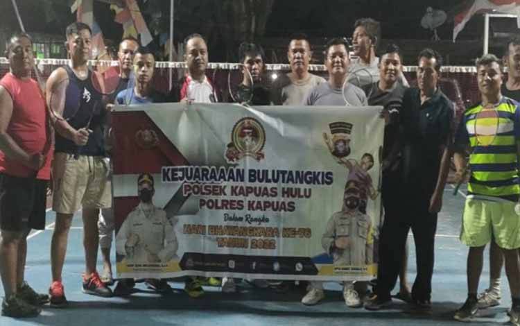 Para peserta kejuaraan bulutangkis di Polsek Kapuas Hulu