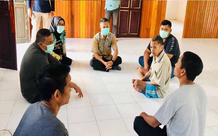 Sekda Kabupaten Lamandau Muhamad Irwansyah bersama sejumlah petugas kesehatan berdialog dengan warga usai melepaskan ODGJ untuk mendapatkan perawatan