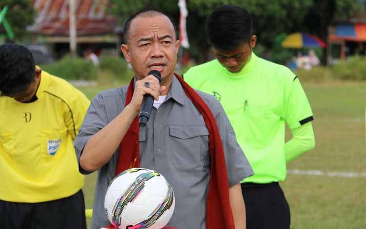 Bupati Seruyan Yulhaidir memberikan arahan  saat membuka turnamen sepak bola Piala Pemuda di Telaga Pulang