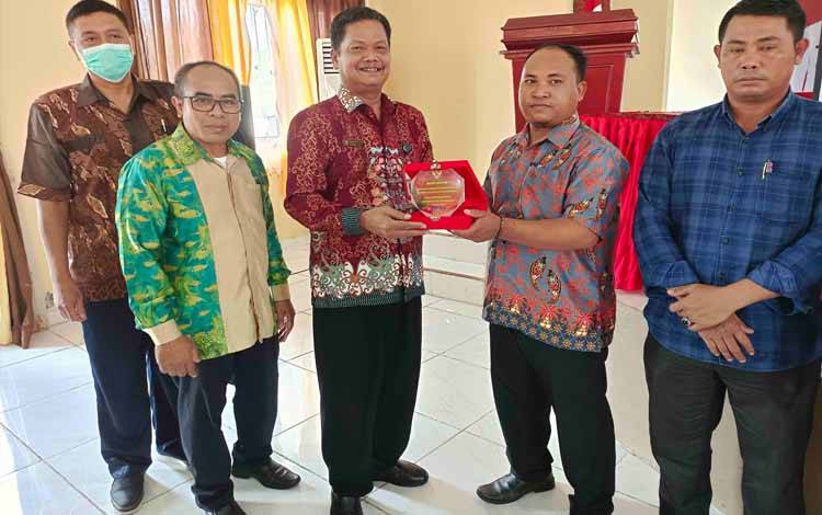 Sekda Seruyan Djainuddin Noor menyerahkan penghargaan Bupati Seruyan kepada desa yang telah melakukan pelunasan PBB-P2 2021