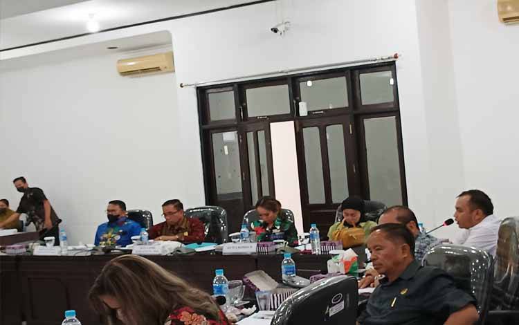Anggota DPRD Kabupaten Gunung Mas Evandi (kemeja putih) saat mengikuti Rapat Dengar Pendapat (RDP) dengan Dinas Lingkungan Hidup, Kehutanan dan Perhubungan (DLHKP) Kabupaten Gunung Mas