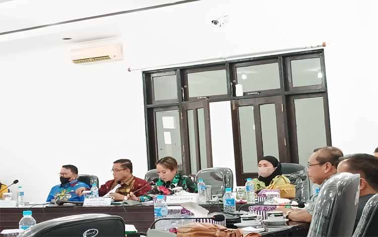 Ketua Komisi II DPRD Kabupaten Gunung Mas Nomi Aprilia (tengah) saat mengikuti Rapat Dengar Pendapat (RDP) dengan Dinas Lingkungan Hidup, Kehutanan dan Perhubungan (DLHKP) 