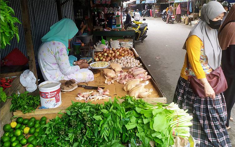 Suasana di pasar tradisional di Sampit, Kotawaringin Timur.