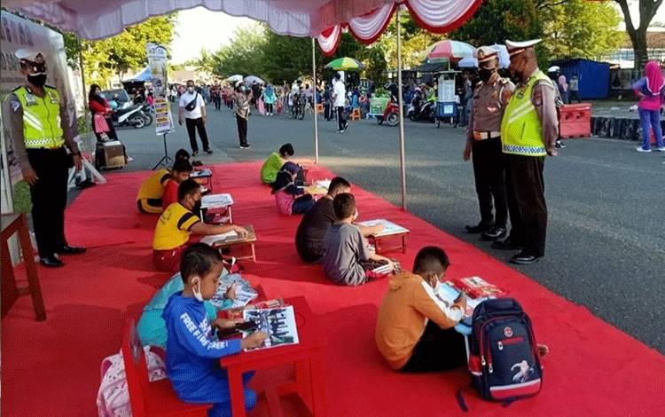 Satlantas Polres Kapuas saat gelar lomba mewarnai di area car free day Kota Kuala Kapuas, Minggu 3 Juli 2022.