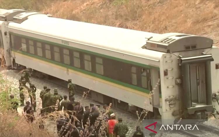 Ilustrasi - Kereta api yang diserang kelompok bandit, delapan penumpangnya tewas dan puluhan lainnya diculik di Nigeria, 28 Maret 2022. Gambar diambil dari video. (ANTARA/Reuters)