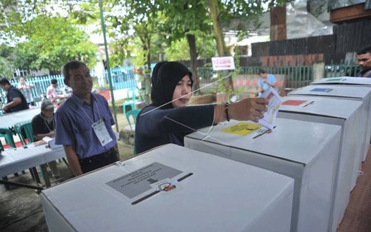 Ilustrasi warga menunaikan hak politiknya di kotak suara suatu TPS. ANTARA FOTO/Feny Selly