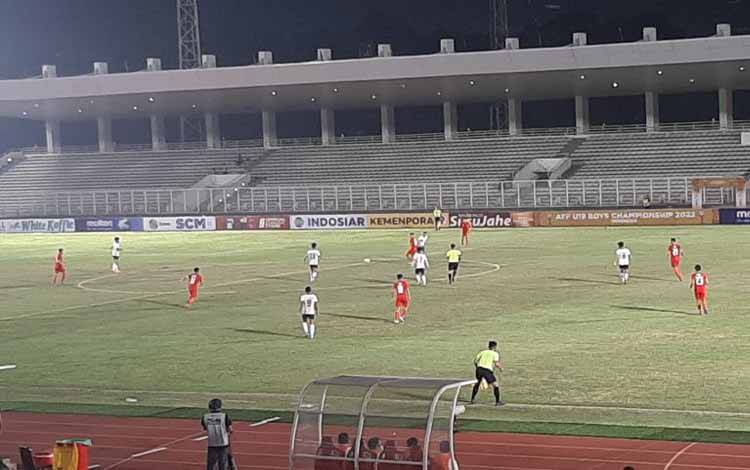 Suasana pertandingan Grup B Piala AFF U19 yang mempertemukan Singapura U19 menghadapi Kamboja U19 yang dimenangkan oleh Kamboja dengan skor tipis 1-0 di Stadion Madya, Jakarta, Minggu (3/7/2022)